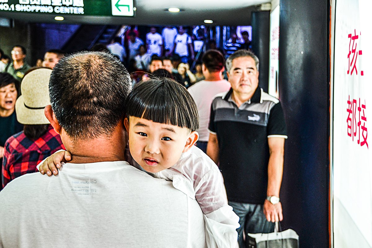 BoyLookingBack_1200_100dpi