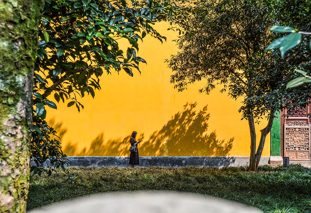 TempleGirlYellowWall_1000_100dpi