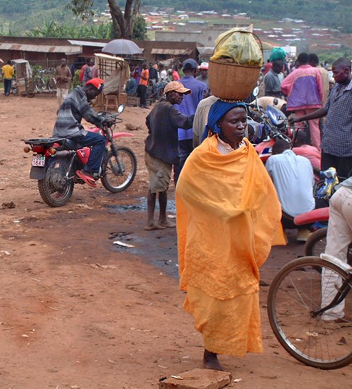 Woman in the market in Gitega, Burundi © 2006 Jan Oberg, TFF