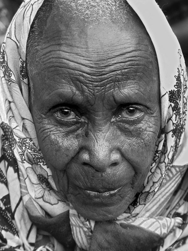 Muramvia lady - Portrait # 8. Muramvia - Burundi © 2007 Jan Oberg, TFF