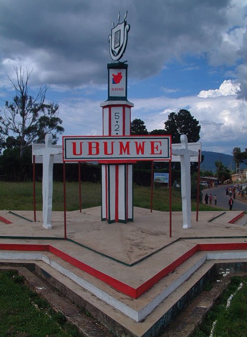 "Oneness" monument in Muramvia - Burundi © 2007 Jan Oberg, TFF