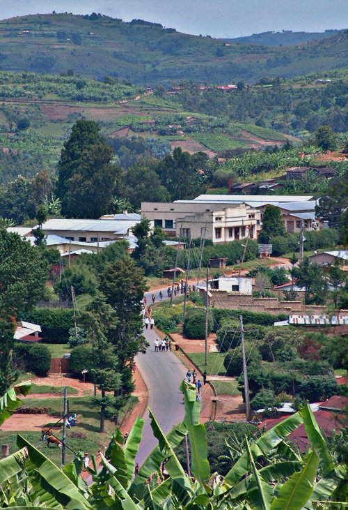A main road through the province - Muramvia, Burundi © 2007 Jan Oberg, TFF