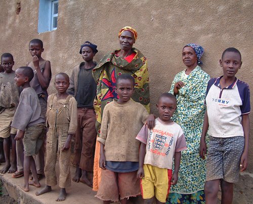 Locals gather when a "muzungu"- white man - comes to the village. Muramvia, Burundi © 2007 Jan Oberg, TFF