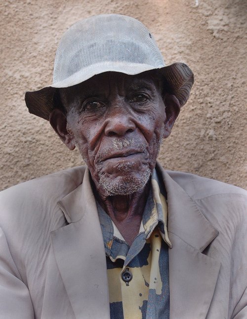 Thoughtful, wondering eyes... Muramvia - Burundi © 2007 Jan Oberg, TFF