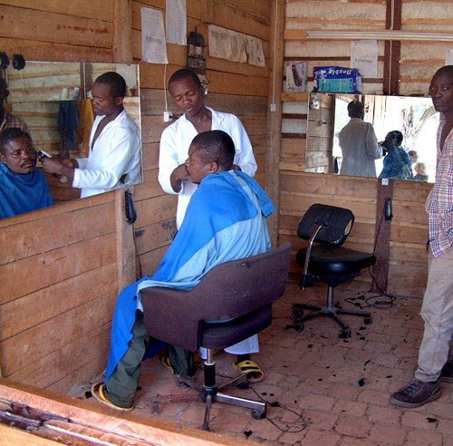 The barbershop - Ruyigi, Burundi © 2006 Jan Oberg, TFF