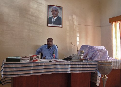 The governor of Ruyigi - Burundi © 2006 Jan Oberg, TFF