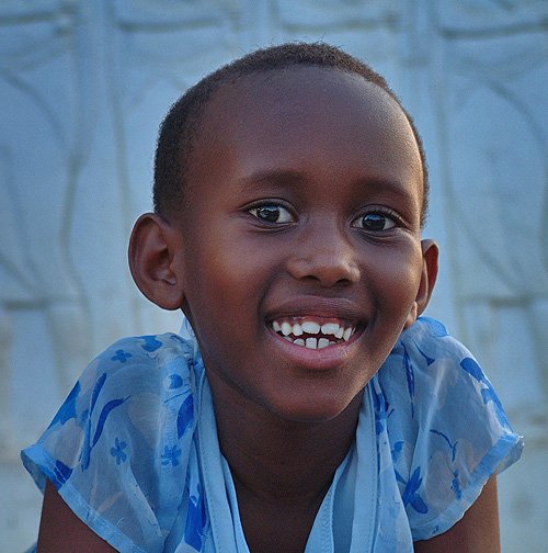 "Hope & Joy in Blue". Bujumbura, Burundi © 2006 Jan Oberg, TFF