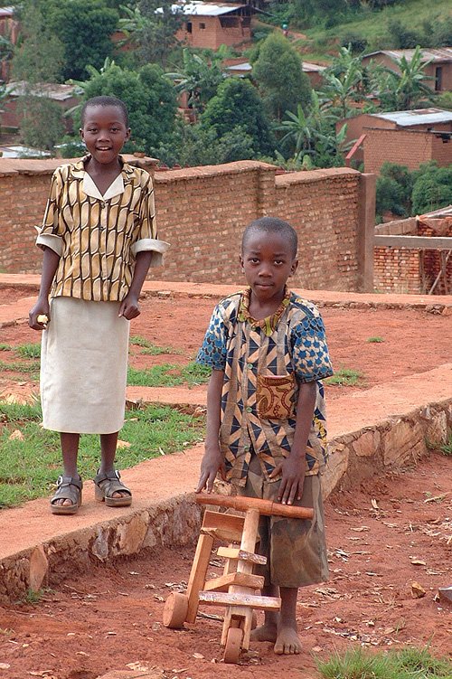 - and there the next generation gets a better start in life. Gitega, Burundi © 2006 Jan Oberg, TFF
