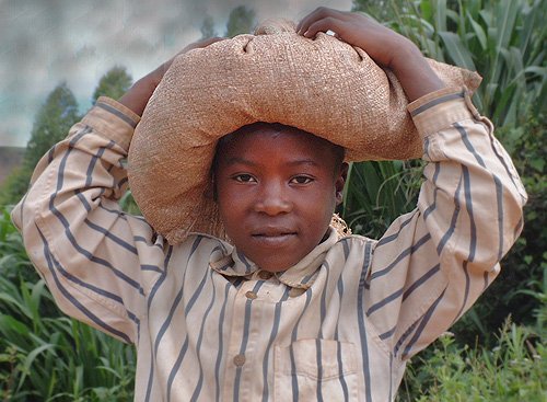 Searching eyes. Gitega, Burundi © 2006 Jan Oberg, TFF