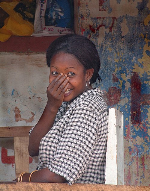 Ooopps, is this muzungu taking a picture of me? Gitega, Burundi © 2006 Jan Oberg, TFF