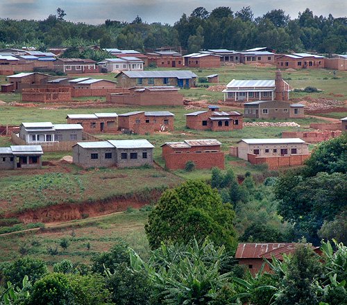 Many modern houses are being built at the outskirts of Gitega. Burundi © 2006 Jan Oberg, TFF