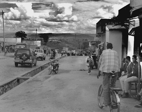 One of the main streets in Gitega, Burundi © 2006 Jan Oberg, TFF