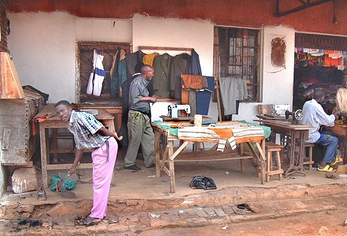 Taylor's shop in Gitega, Burundi © 2006 Jan Oberg, TFF