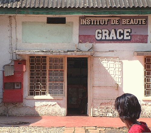 Beautiuy parlour in Bujumbura, Burundi © 2003 Jan Oberg