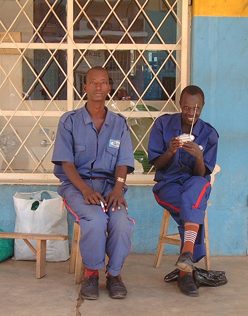 Guards outside a shop. Bujumbura, Burundi # 1 © 2006 Jan Oberg, TFF