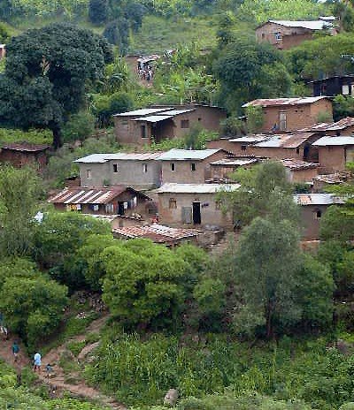 Hills and houses, Bujumbura, Burundi © 2003 Jan Oberg Back to the series "Bujumbura, Burundi"