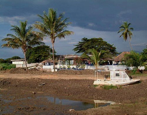 Along the Tanganyika Lake, Bujumbura, Burundi © 2003 Jan Oberg, TFF