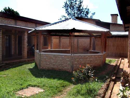 Typical buildings, here administration and health with a place for relaxation in the middle, Maison Shalom, Ruyigi, Burundi © 2006 Jan Oberg, TFF