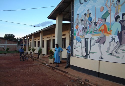 Maison Shalom's Cultural and Sports Centre: Sports hall in the background, handicraft production in the middle and, closest right, a cinema hall Ruyigi, Burundi © 2006 Jan Oberg, TFF