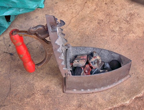 The Taylor's iron, Gitega, Burundi © 2006 Jan Oberg, TFF
